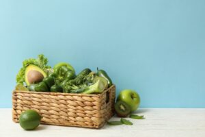 Cesta con frutas y verduras frescas